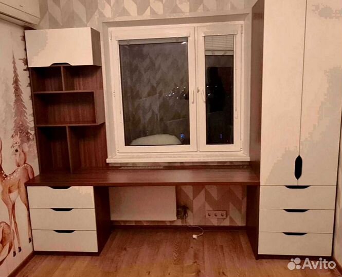 Рабочая зона в углу у окна