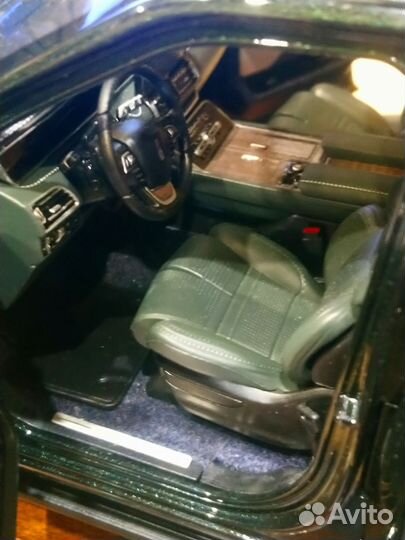 Модель Линкольн Навигатор 1:18