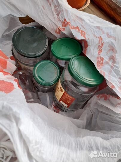 Два пакета банок за шоколадку