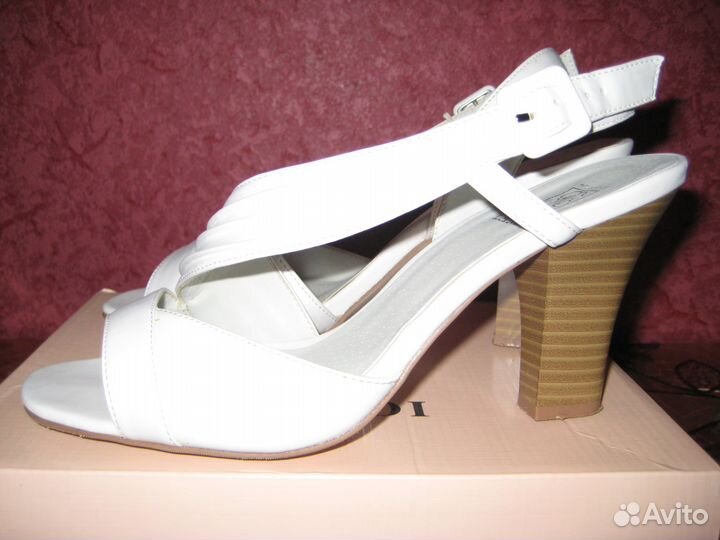 Босоножки белые