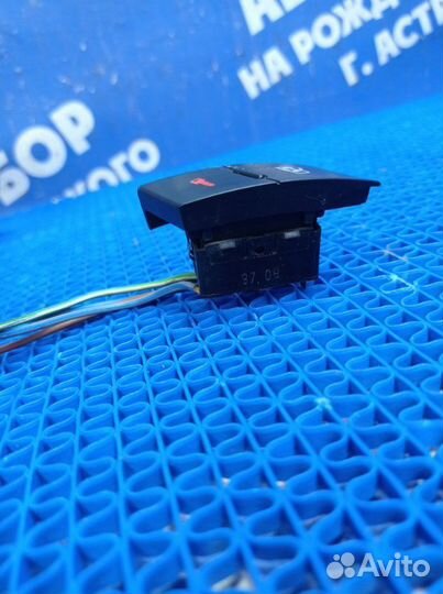 Кнопка центрального замка Audi A6C5 седан AGA 1997