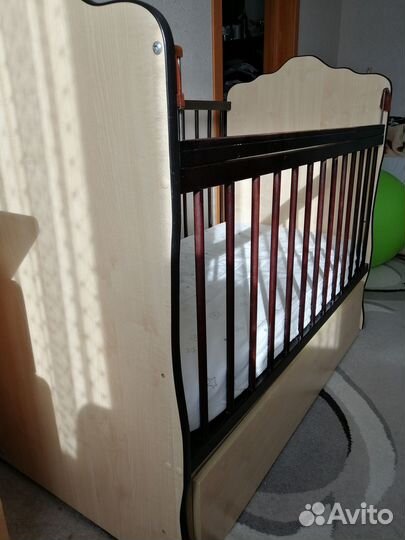 Детская кроватка с маятником