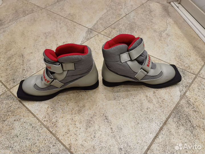 Лыжи и ботинки (35 размер) детсские