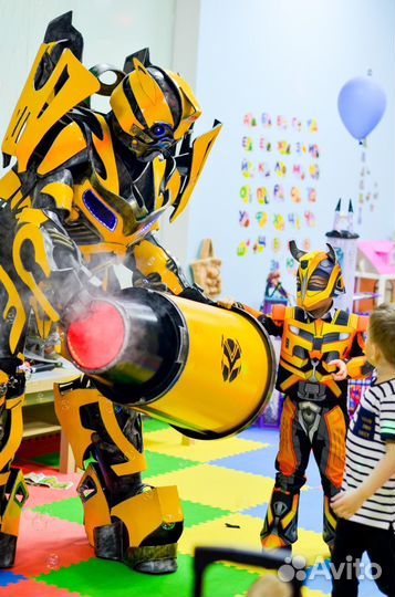Трансформеры аниматоры роботы Бамблби праздник