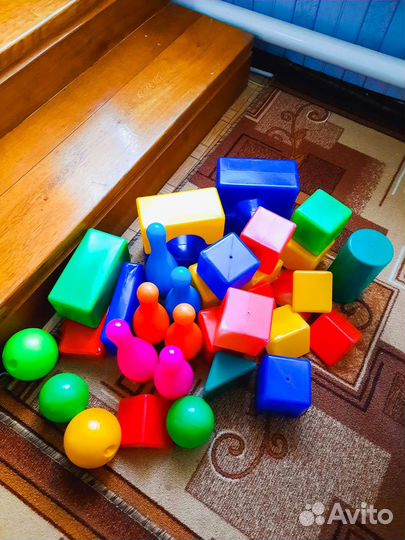 Детские игрушки кубики и боулинг