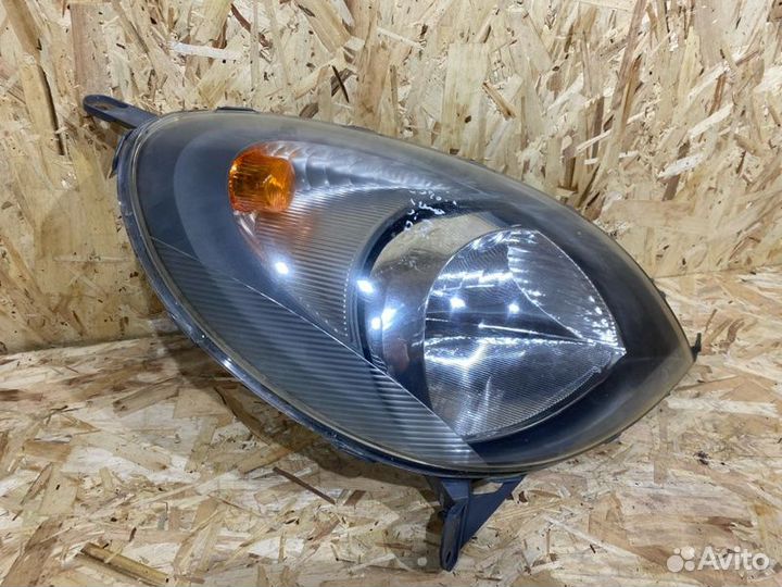 Фара правая передняя правая Toyota Yaris Verso