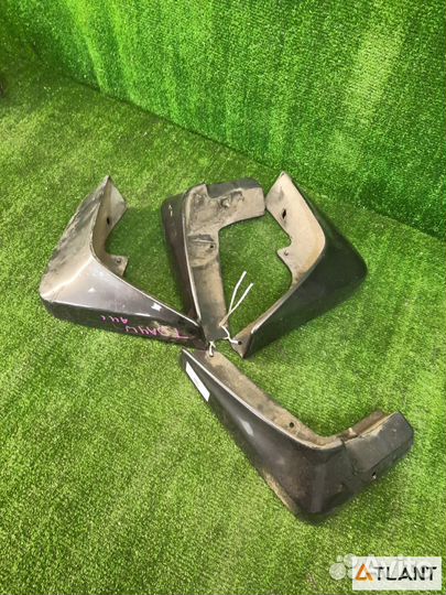 Брызговик левый suzuki escudo