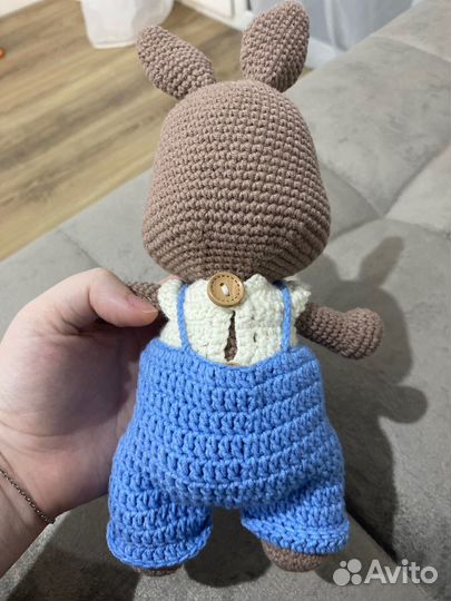 Вязаный крючком зайчик