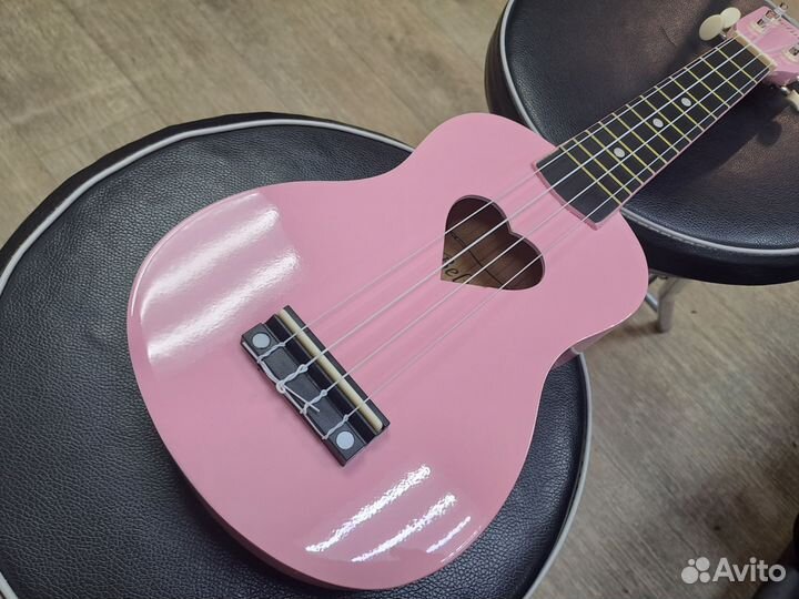 Укулеле розовая с сердечком