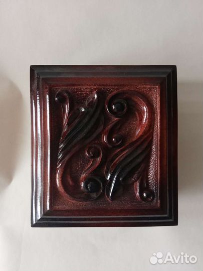 Деревянная резная шкатулка