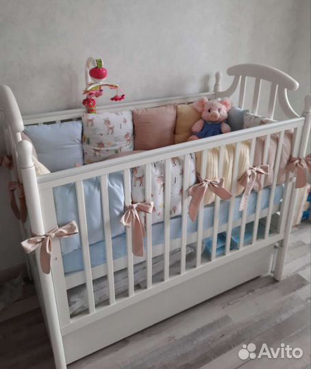 Комплект бортиков и постельного белья в кроватку