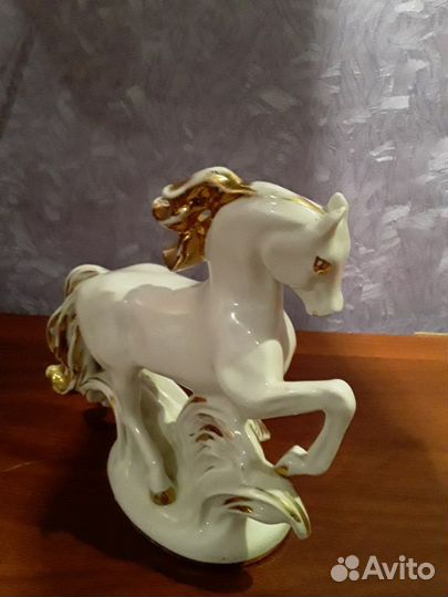 Конь фарфоровый