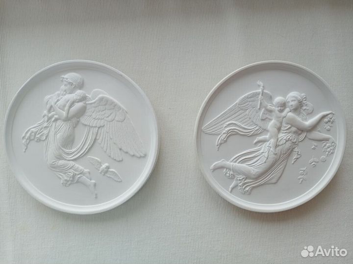 Барельефы и открытки из Петергофа