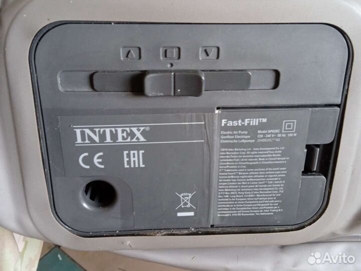 Надувной матрас с встроенным автонасосом. intex