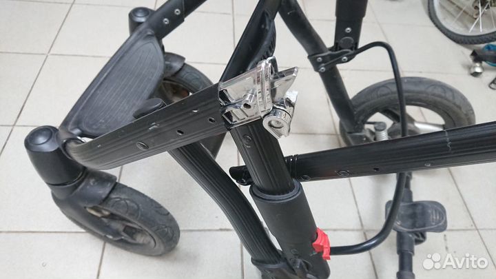 Механизм складывания рамы детской коляски, ремонт