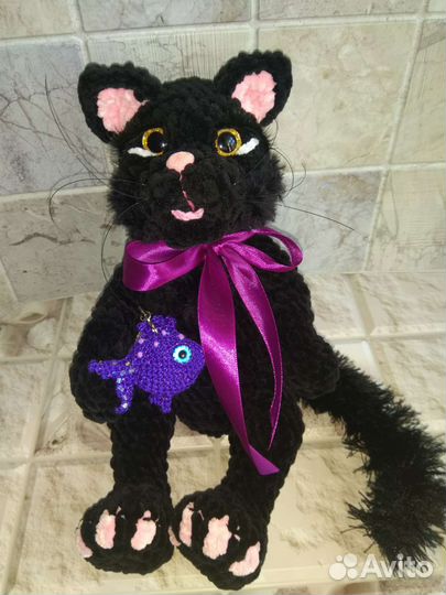 Вязанная игрушка ушастик, черная кошка, рыбка
