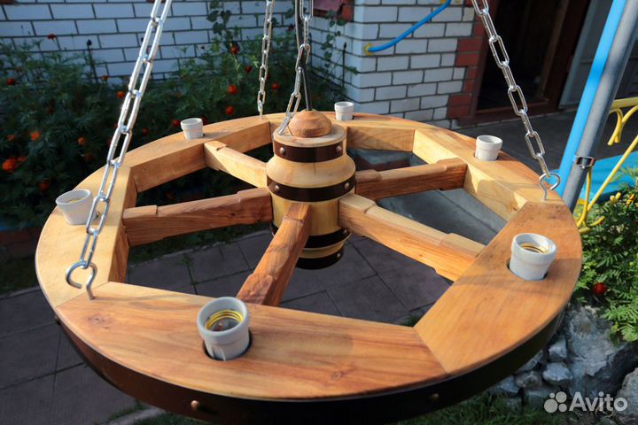 Люстра из тележного колеса