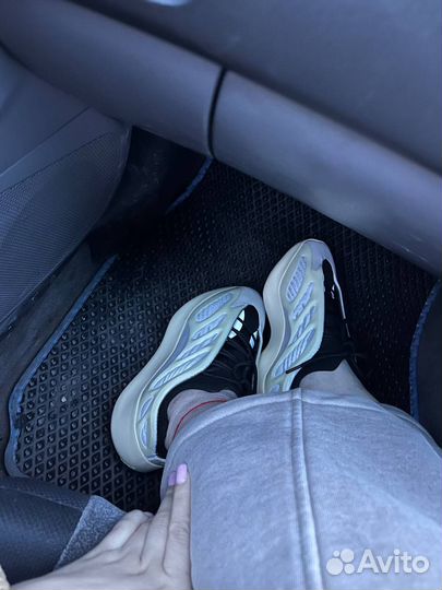 Кроссовки adidas yeezy boost 700