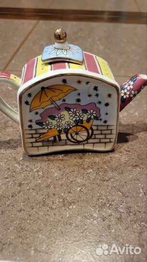 Миниатюрные чайники и башмачки