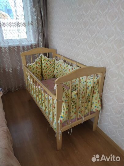 Детская кроватка с маятником