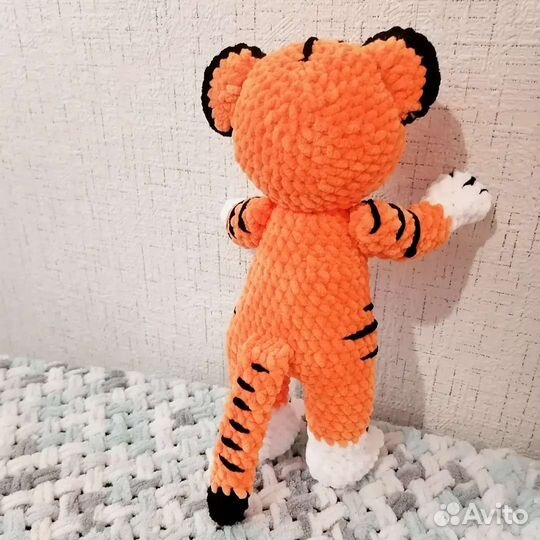 Вязаные игрушки тигр и енот