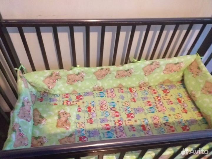 Детская кроватка с маятником