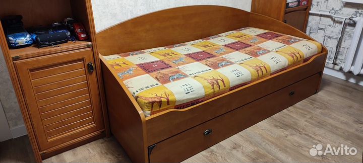 Детская кровать и шкаф