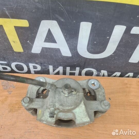 Суппорт тормозной передний левый Kia Stinger 1