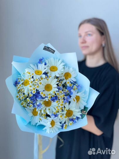 Полевой букет из ромашек и васильков