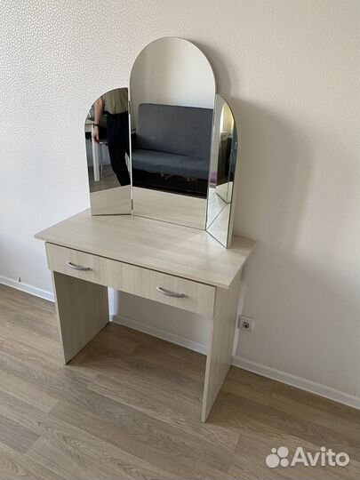 Туалетный столик с зеркалом