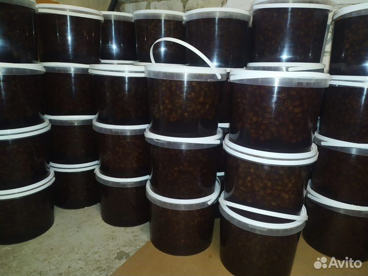 Варенье из сосновых шишек в ведрах