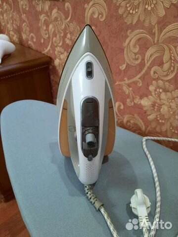 Утюг с парогенератором Bork 1510 на запчасти