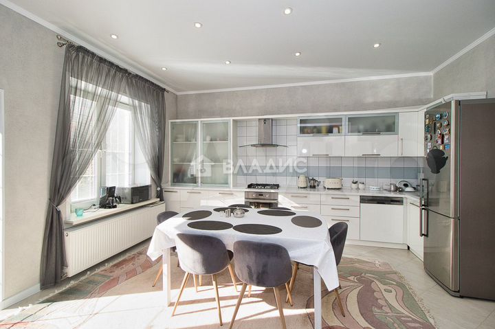 5-к. квартира, 200 м², 1/3 эт.