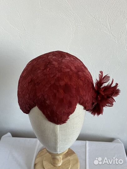 Шляпка из перьев женская