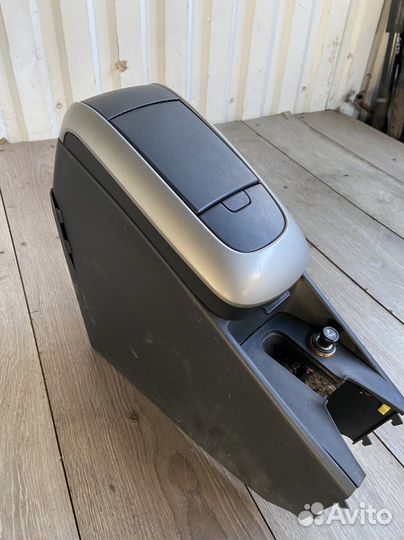 Подлокотник Toyota Auris E150