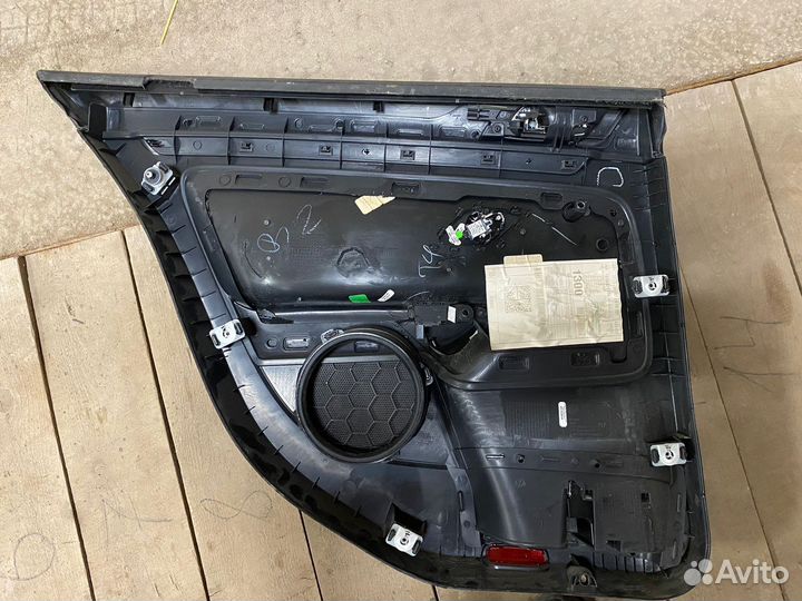 Обшивка двери задняя правая джетта 5