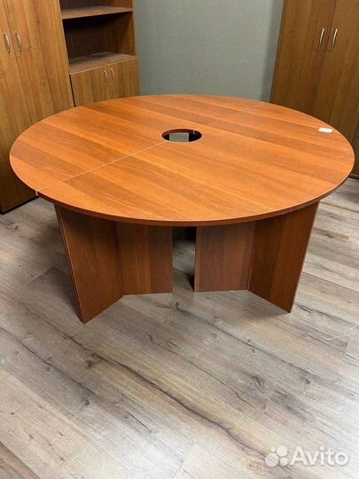 Стол круглый в офис