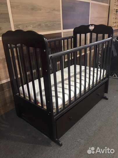 Детская кроватка с маятником