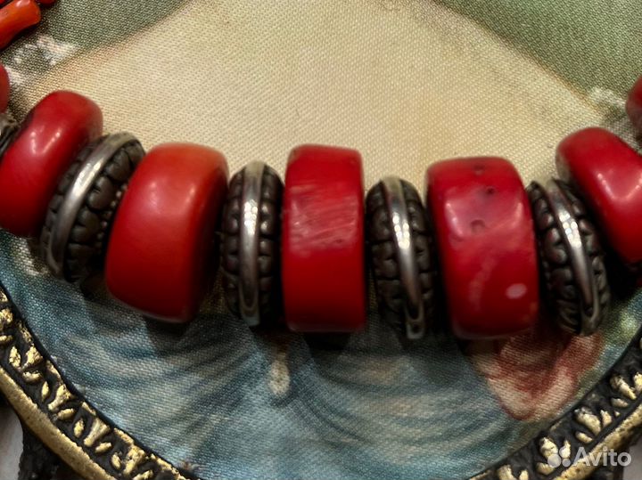 Кораловый ожерелье