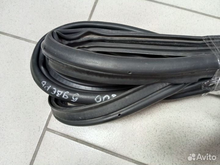 Уплотнитель двери багажника LC 200 2007-2015