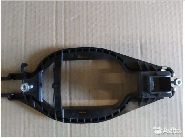 Кронштейн ручки двери передний левый Land Rover