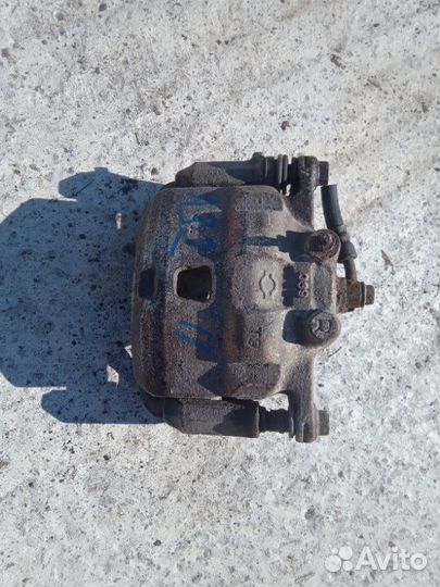 Суппорт тормозной передний правый Nissan Cefiro