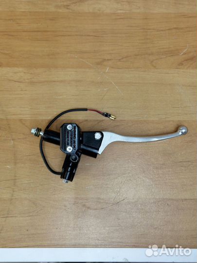 Ручка тормоза гидравлическая с бачком правая на электровелосипед