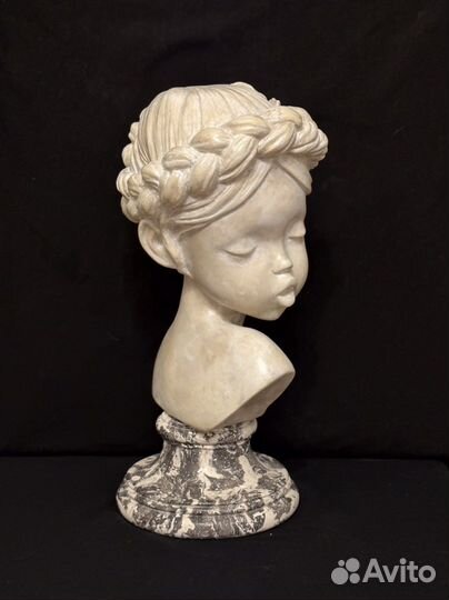 Скульптура бюст девочки