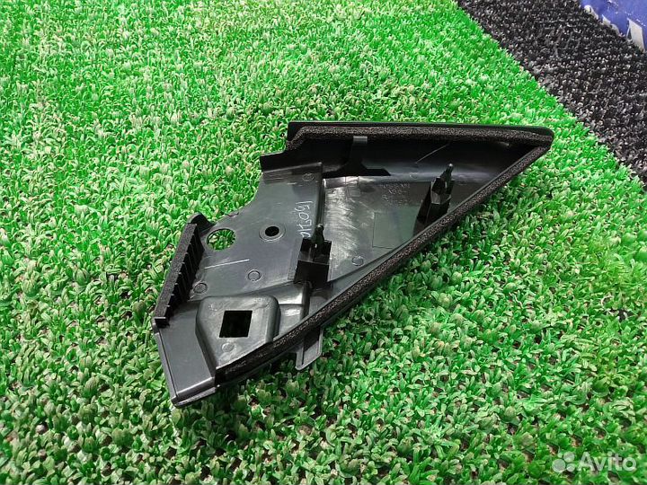 Уголок зеркала внутренний передний правый Nissan P