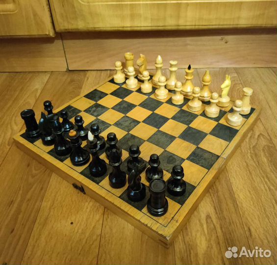 Модели автомобилей, шахматы и домино