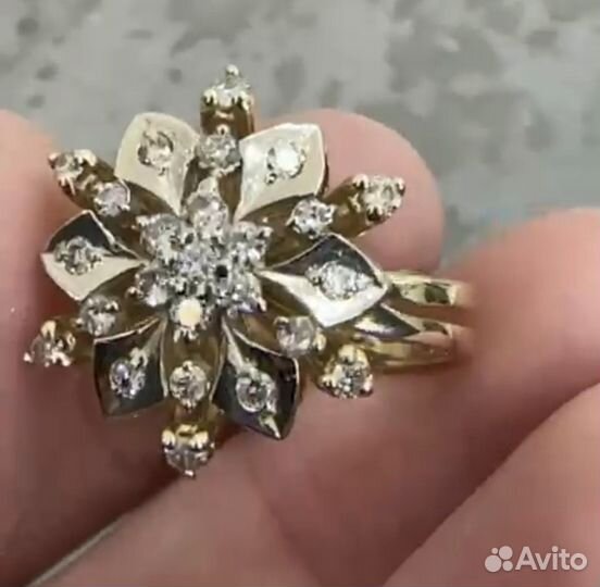 Золотое кольцо с бриллиантами 750 пр