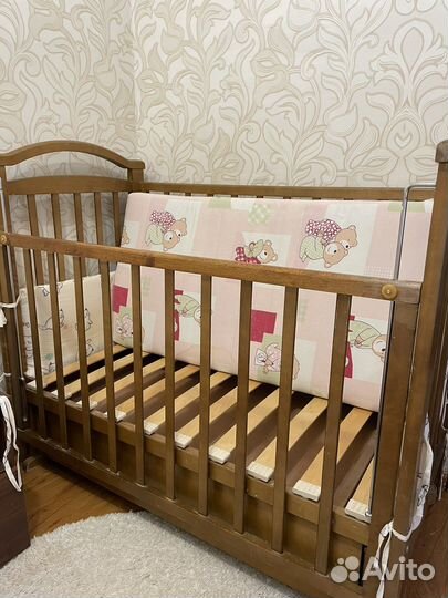 Детская кроватка с маятником