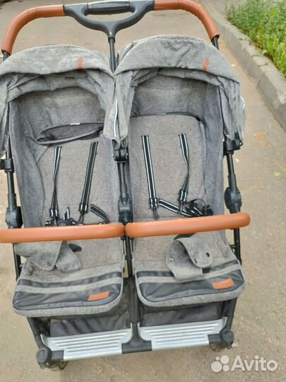 Двухместная коляска