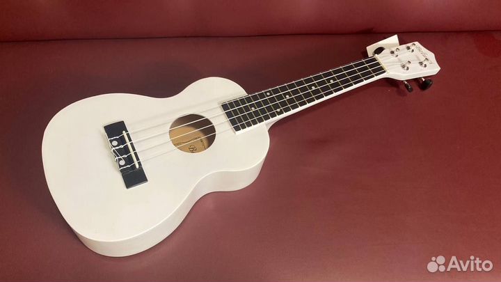 Укулеле белая